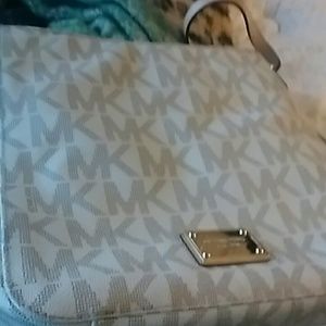 Michael kors crossbody vanilla